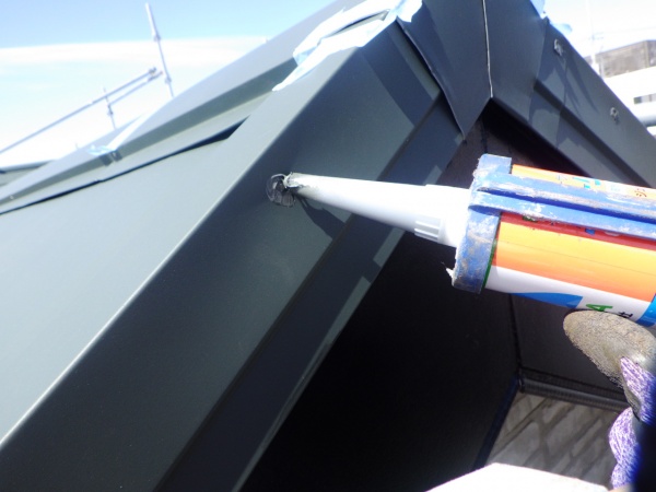 釘頭のシーリング中です