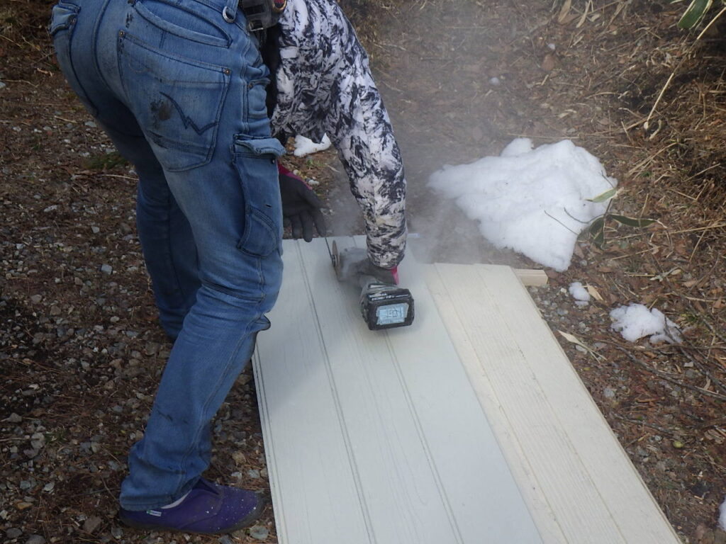 サイディング加工中