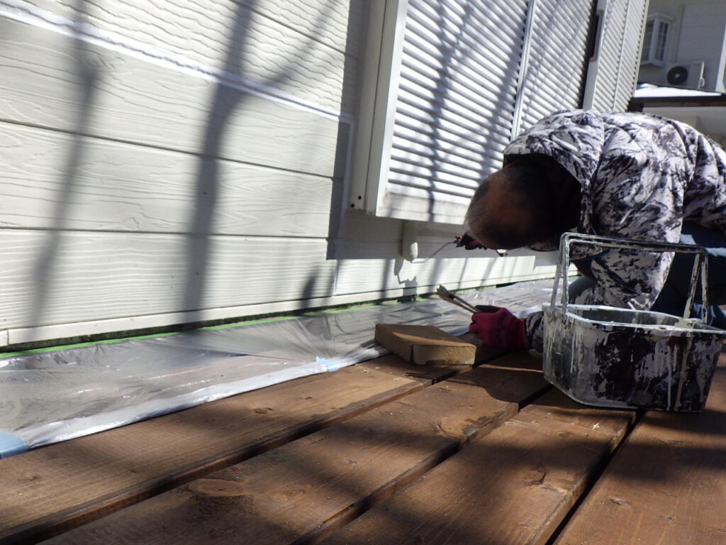 中塗りローラー塗装中