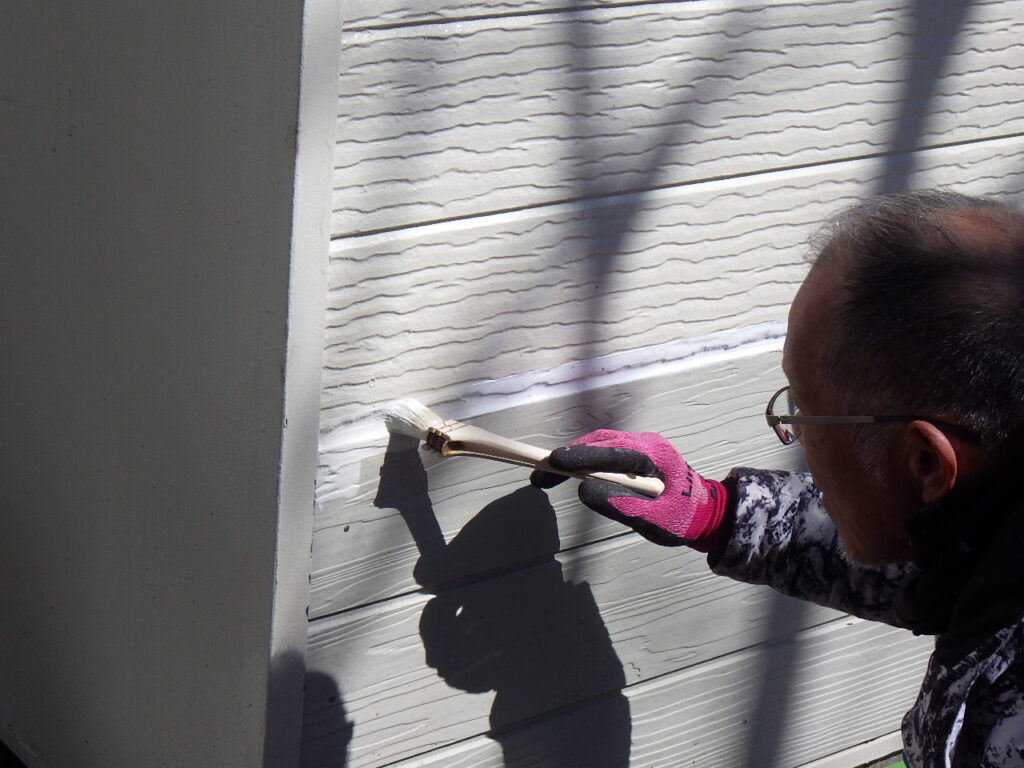 中塗り刷毛塗装中