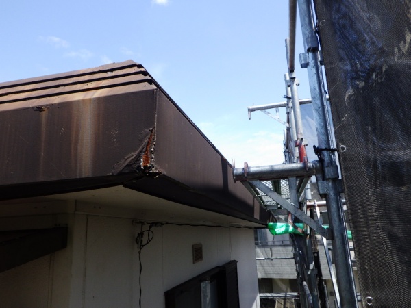 施工前の隠し樋板金の状態です