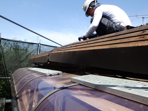 隠し樋板金の撤去中です