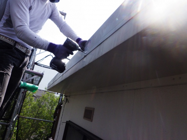 ケラバ板金の固定中です