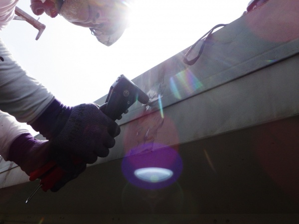 ケラバ板金の固定中です