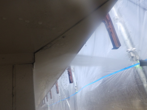 軒天の高圧洗浄中です