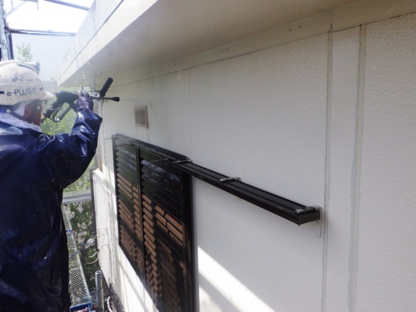 外壁面の高圧洗浄中です