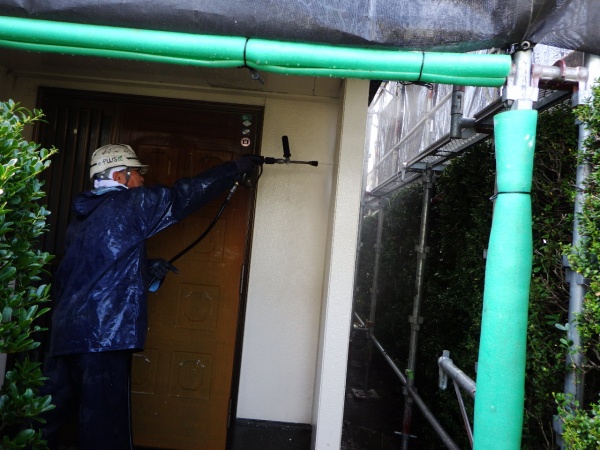 １階外壁の高圧洗浄中です