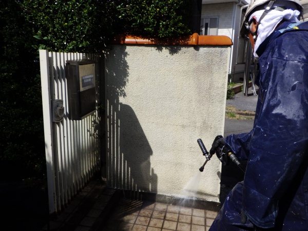 門塀の洗浄中です