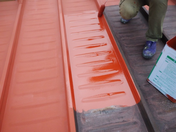 板金屋根の下塗り中です