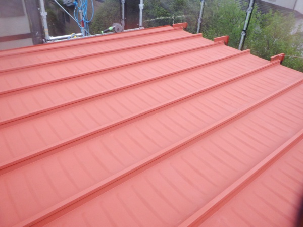 板金屋根の下塗り終了です