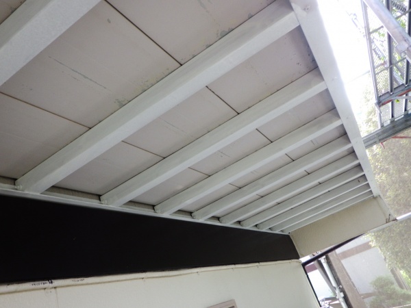 テラス根太の錆止め塗装が終了しました