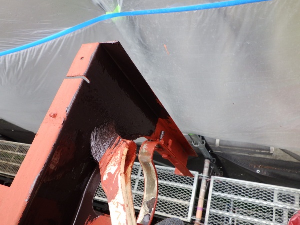 板金屋根の下塗り塗装中です