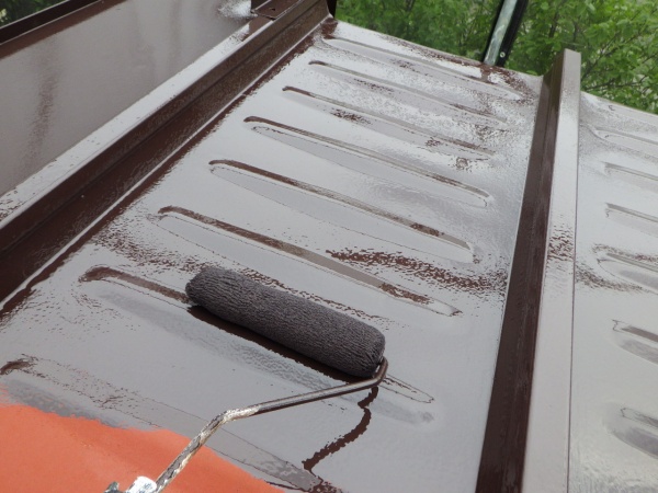 板金屋根の下塗り塗装中です