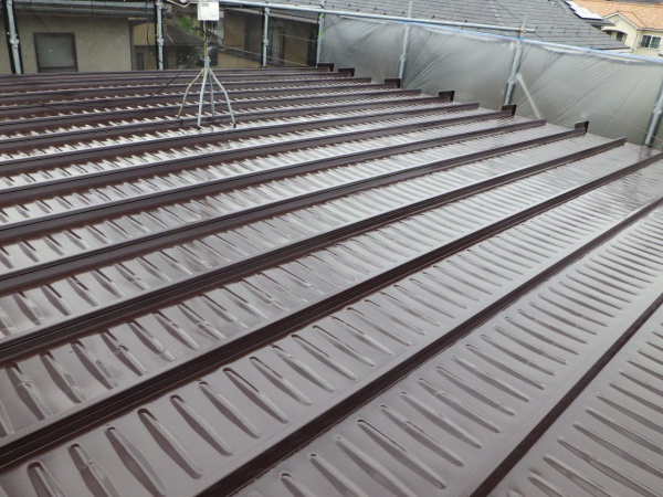 板金屋根の中塗りが終了しました