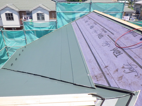 西面左側のルーフ貼り付け終了です