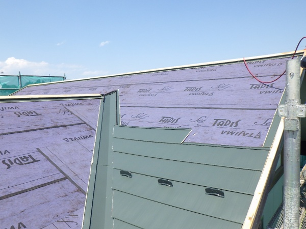 西面右側のルーフ貼り付け中です