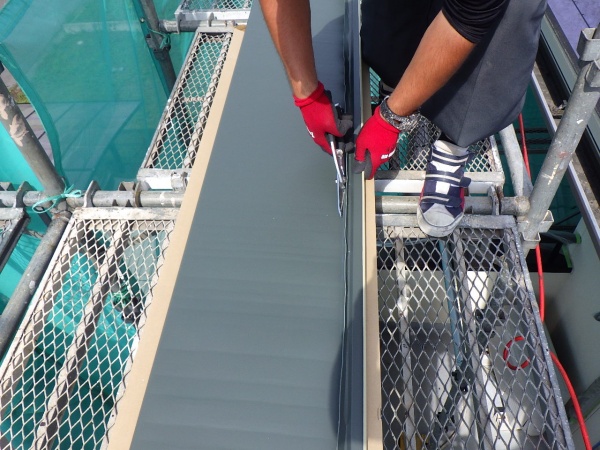 棟取り合いのルーフ加工中です