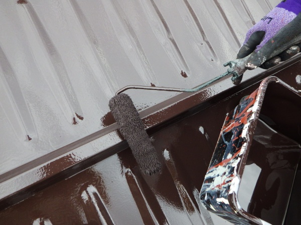 板金屋根の上塗り中です