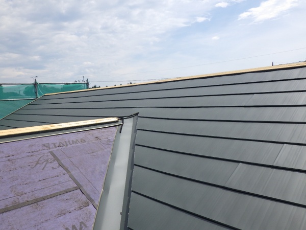西面のルーフ貼り付けが終了しました