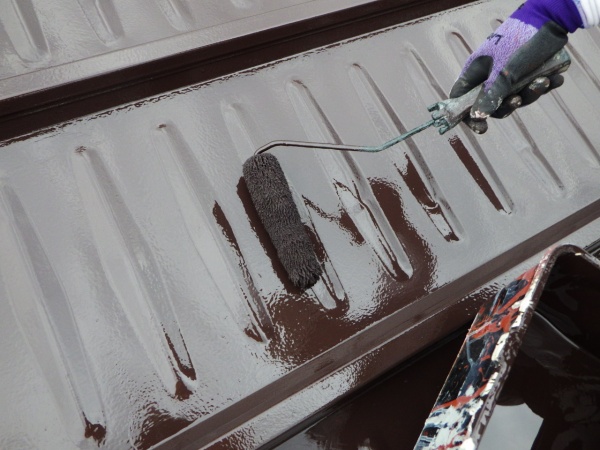 板金屋根の上塗り中です