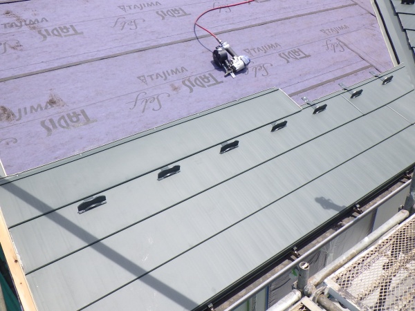 南面のルーフ貼り付け中です