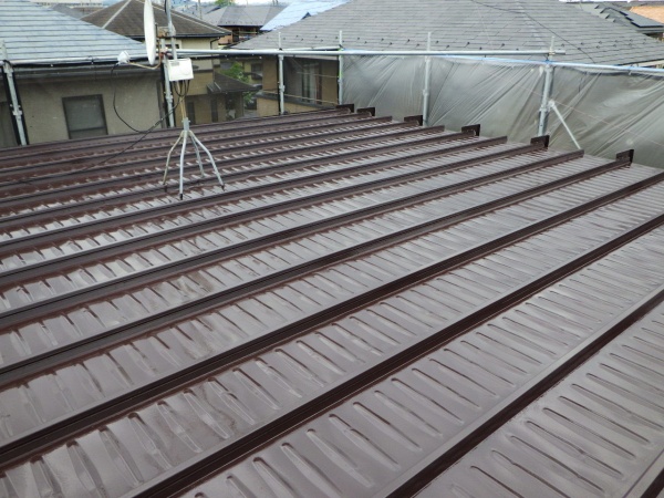 板金屋根の上塗りが終了しました