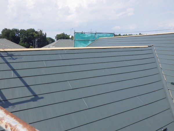 南面のルーフ貼り付け終了です