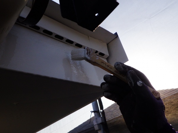 破風板金の中塗り中です