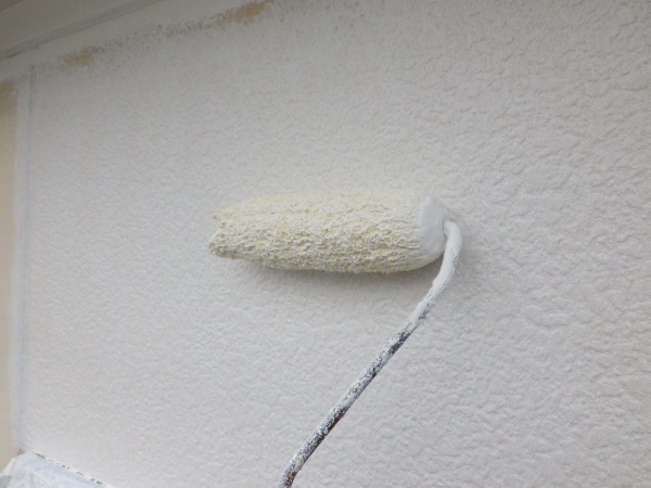 外壁の下塗り中です