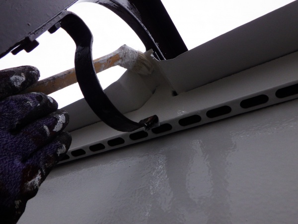 破風板金の上塗り中です