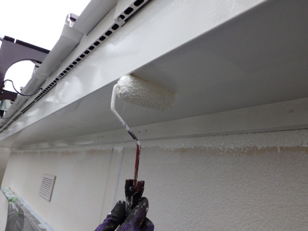 破風板金の上塗り中です