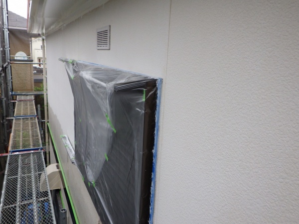 上段外壁の下塗り終了です