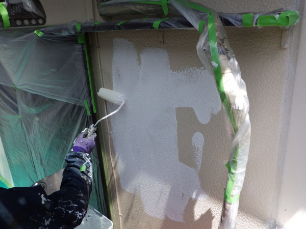 中下段の外壁下塗り中です