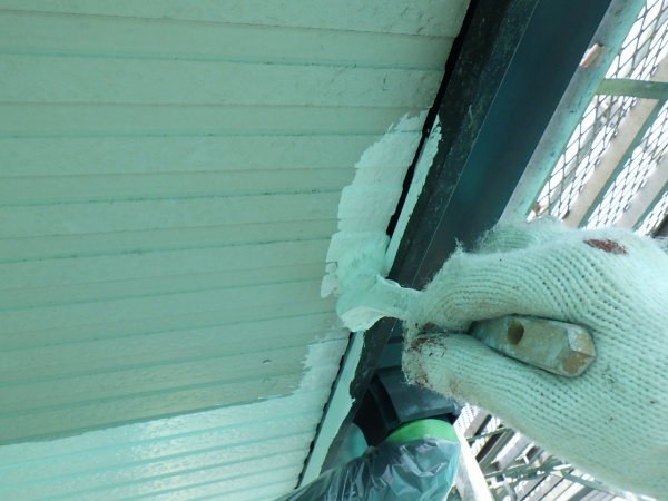 １回目軒天の刷毛塗装中です