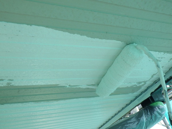 １回目軒天のローラー塗装中です