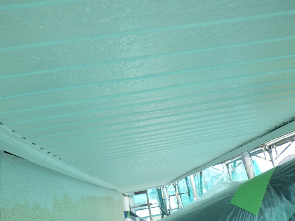 １回目軒天塗装終了です