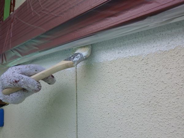 外壁の下塗り刷毛塗装中です