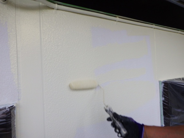 外壁の中塗り中です