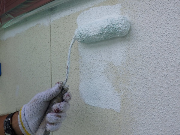 外壁の下塗りローラー塗装中です