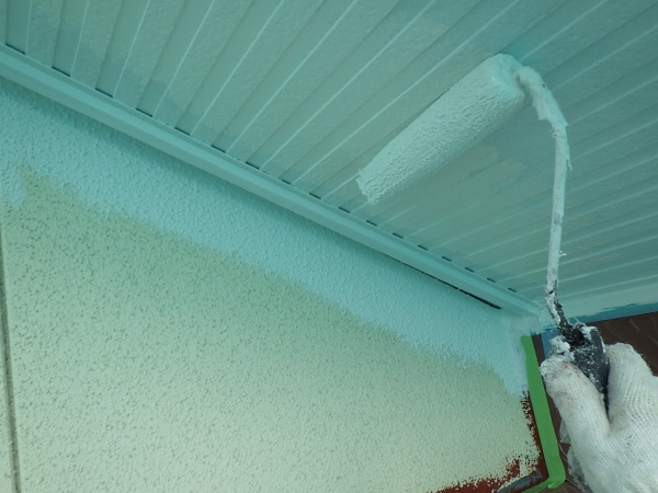 ２回目の軒天塗装中です