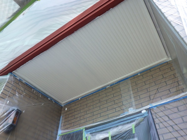 １階の軒天塗装１回目終了です