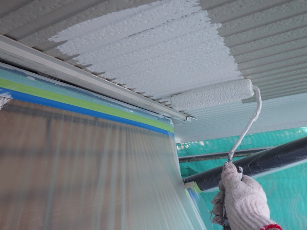 １階の軒天塗装１回目です