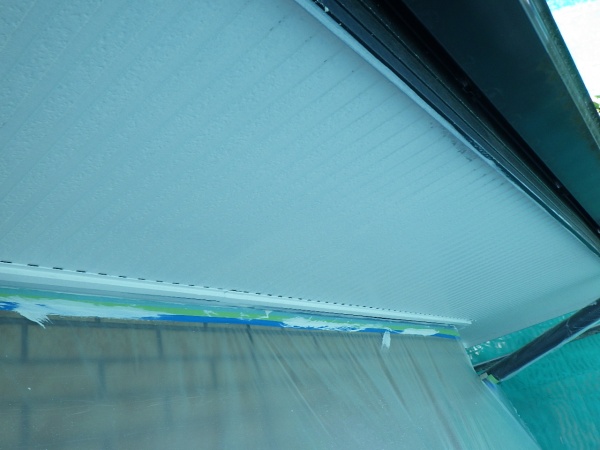 １階の軒天塗装１回目終了です