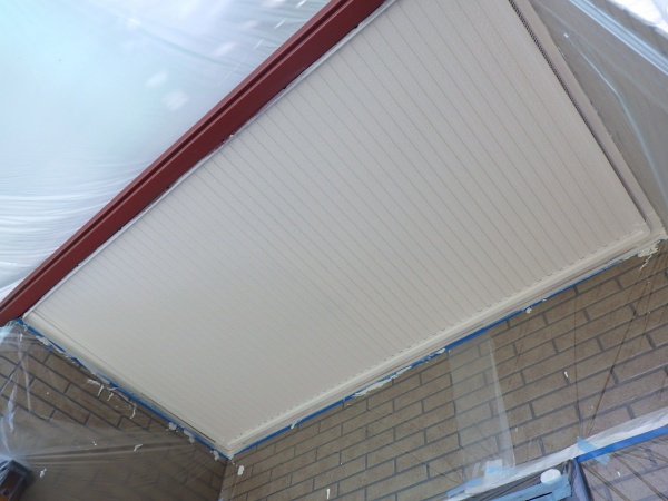 １階の軒天塗装２回目終了です