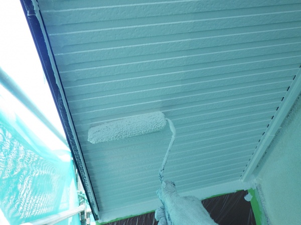 １階の軒天塗装２回目です