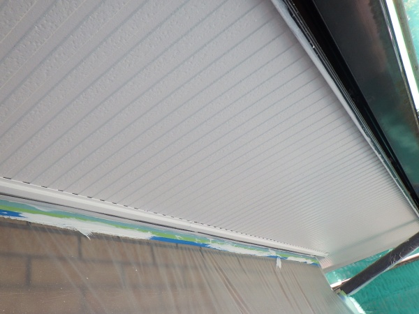 １階の軒天塗装２回目終了です