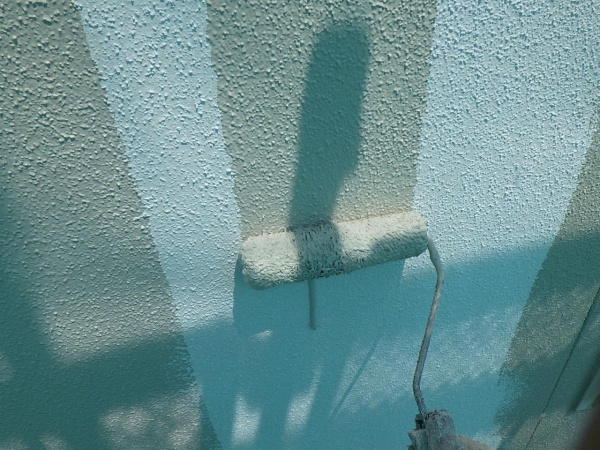 ２階外壁の中塗り塗装中です