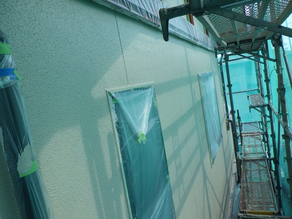 ２階外壁の中塗り塗装終了です