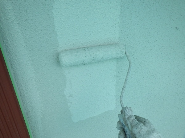 ２階外壁の上塗り塗装中です