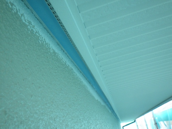 軒天に見切りテープを貼りました